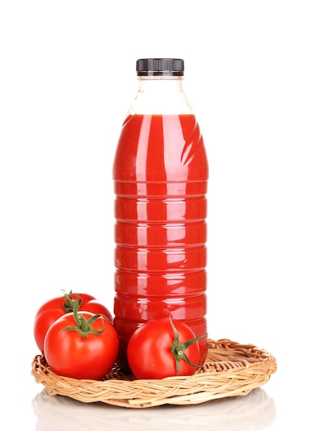 Sok pomidorowy w butelce na łozinowej macie odizolowywającej na bielu