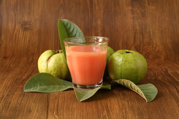 Sok Z Czerwonej Guawy Podawany Jest Na Drewnianym Tle Z Plastrami Owoców Guawy I Dekoracjami Z Liści