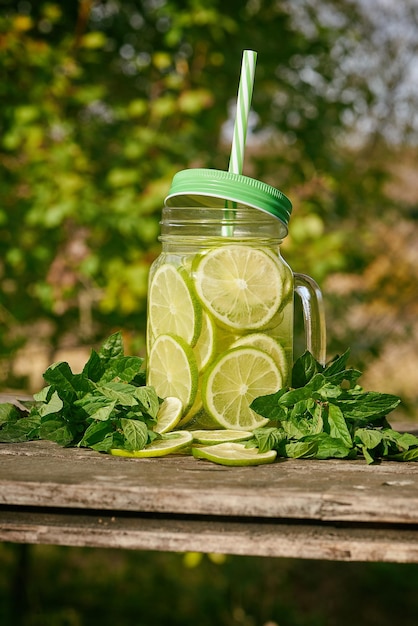 Zdjęcie sok z lemoniady z limonki na zewnątrz