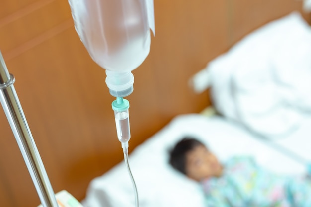 Sól fizjologiczna kroplówka dożylna (iv) do ręki pacjenta dziecięcego, dziecka chorego i snu oraz wyposażenia Rurka IV pomp infuzyjnych dla pacjentów w szpitalach