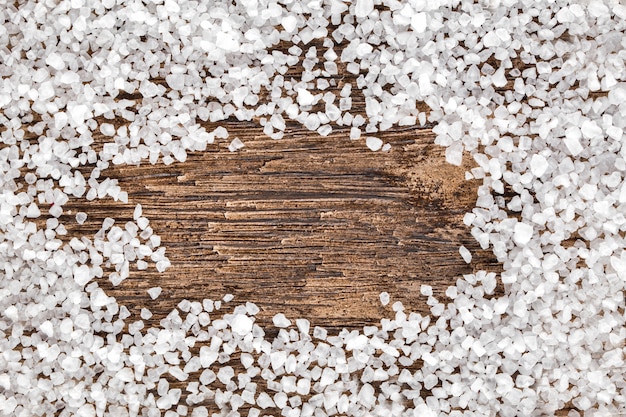 Sól kryształów białego morza na ciemnym drewnianym stole