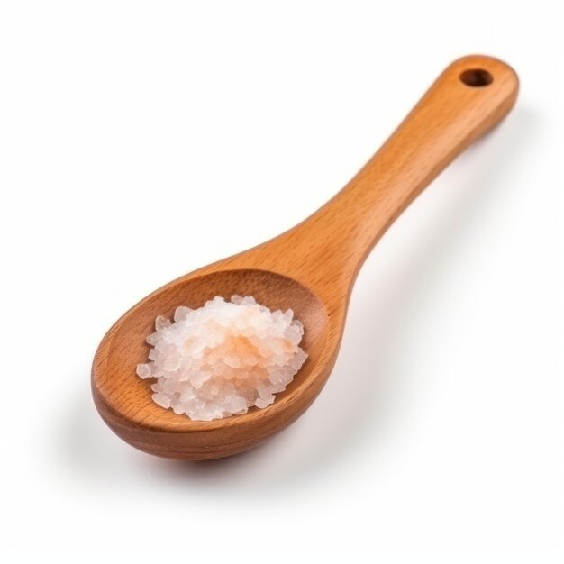 sól w drewnianej łyżce na białym tle z bliska