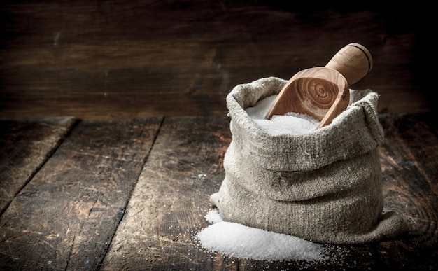Sól w drewnianej łyżce