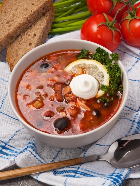 Solanka to tradycyjna rosyjska zupa z mieszanym mięsem i kiełbaskami podawana z kwaśną śmietaną i cytryną