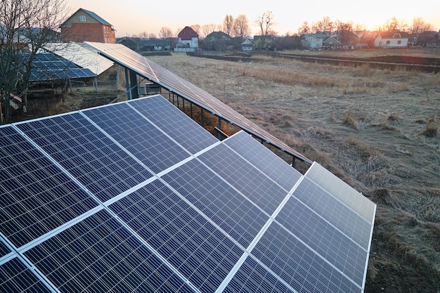 Solarne panele fotowoltaiczne zamontowane na wolnostojącej ramie na podwórku do generowania czystej, ekologicznej energii elektrycznej Koncepcja autonomicznego domu