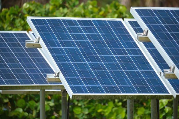 Solarne panele fotowoltaiczne zamontowane na wolnostojącej ramie na podwórku do generowania czystej, ekologicznej energii elektrycznej Koncepcja autonomicznego domu