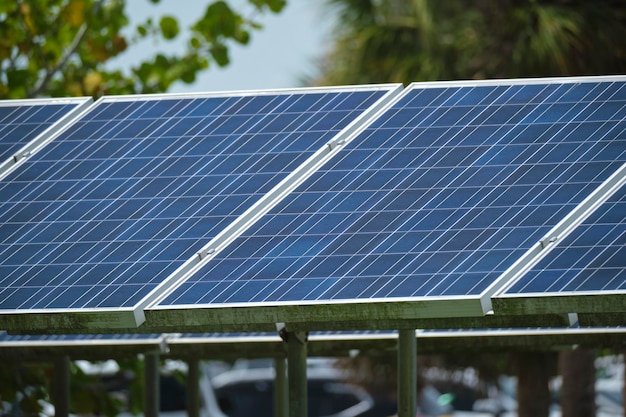 Solarne panele fotowoltaiczne zamontowane na wolnostojącej ramie na podwórku do generowania czystej, ekologicznej energii elektrycznej Koncepcja autonomicznego domu