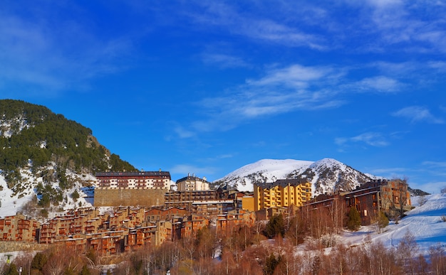 Zdjęcie soldeu narciarska wioska w andorra grandvalira