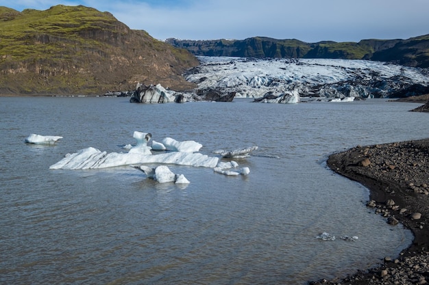 Solheimajokull malowniczy lodowiec w południowej Islandii Język tego lodowca zsuwa się z wulkanu Katla Piękna laguna lodowcowa z blokami lodu i otaczającymi górami