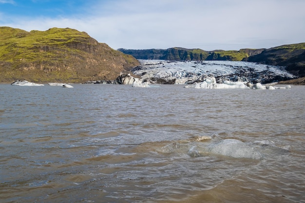 Solheimajokull malowniczy lodowiec w południowej Islandii Język tego lodowca zsuwa się z wulkanu Katla Piękna laguna lodowcowa z blokami lodu i otaczającymi górami