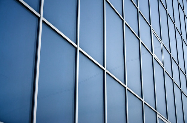 Solidne niebieskie okna biurowca. Ściana ze szkła