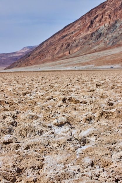 Solne równiny California Death Valley w szczegółach przy górach