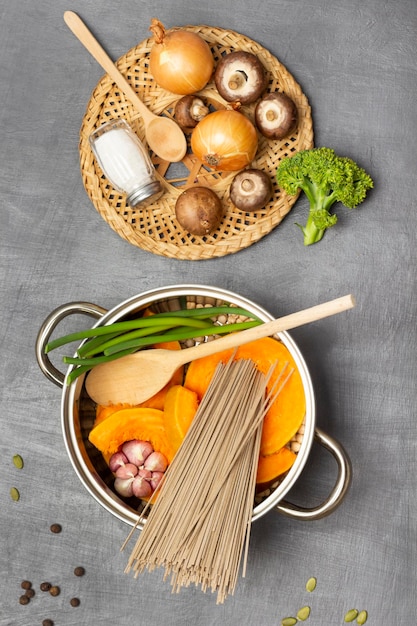 Solniczka z cebulą, grzybami i kapustą na wiklinowym talerzu