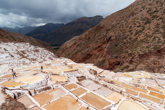 solniska maras w świętej dolinie inków urubamba cuzco peru