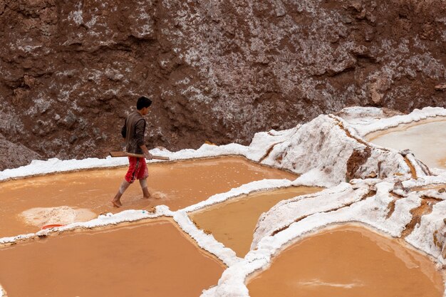 solniska maras w świętej dolinie inków urubamba cuzco peru