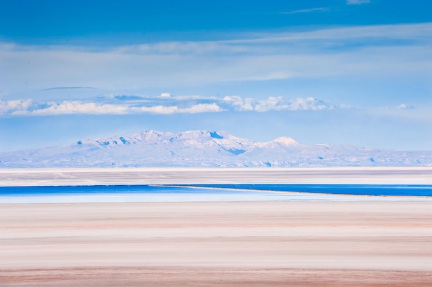 Solnisko Salar de Uyuni w Boliwii. Streszczenie natura krajobraz.