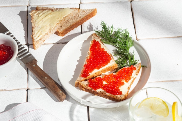 Solona makrela z puree ziemniaczanym na białym talerzu