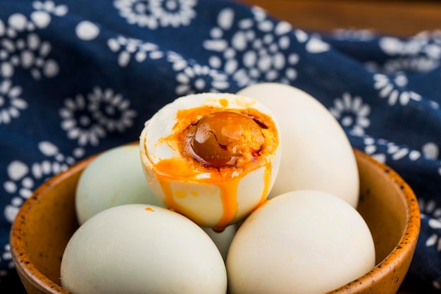 Zdjęcie solone jajka kacze z kuchni chińskiej