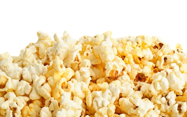 Solone ziarna popcornu na białym tle