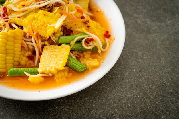 Som Tum - Tajska pikantna sałatka z papai z kukurydzą - po azjatycką kuchnię