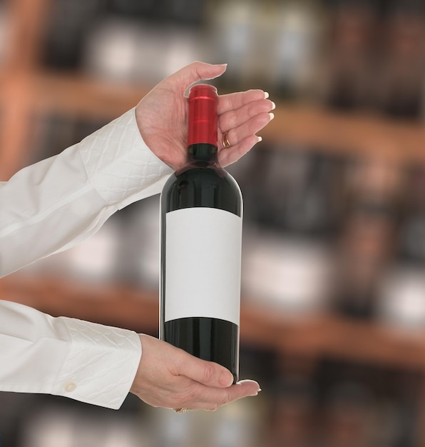 Sommelier oferujący klientowi butelkę czerwonego wina