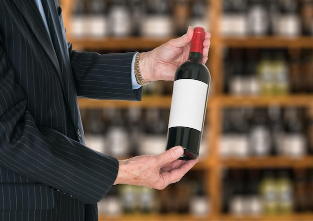 Sommelier oferujący klientowi butelkę czerwonego wina