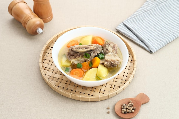 Sop Iga Zupa z żeberek wołowych to indonezyjska zupa Z żeberek, marchwi, pora i ziemniaków