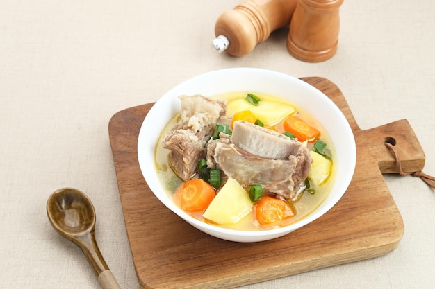 Sop Iga Zupa z żeberek wołowych to indonezyjska zupa Z żeberek, marchwi, pora i ziemniaków