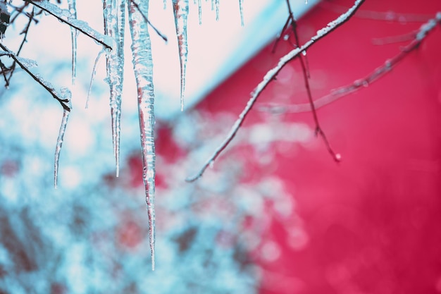 Sople lodu na tle domu Abstrakcyjne zimowe tło