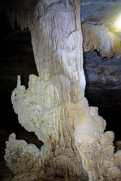 Sopleniec i stalagmit w jaskini krokodyla na wyspie Koh Tarutao w Parku Narodowym Tarutao Tajlandia