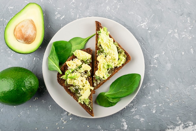 Sos awokado i guacamole. Przekąska. Świeże warzywa i szpinak