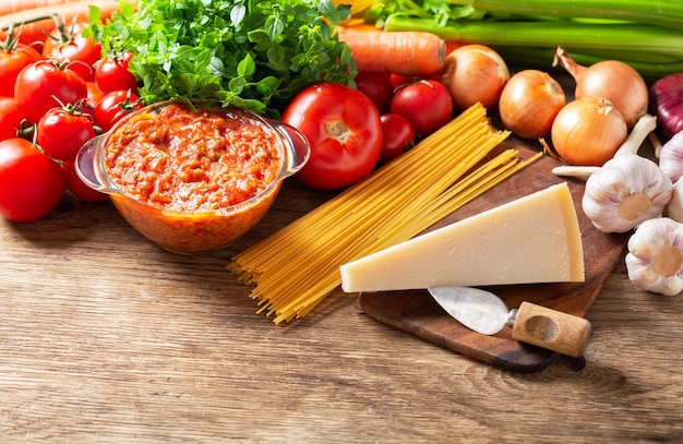 Sos boloński ze świeżymi warzywami do gotowania spaghetti i parmezanem