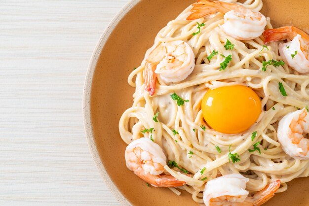 Sos do spaghetti z białą śmietaną z krewetkami i żółtkiem egg