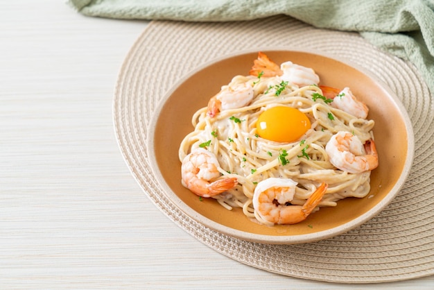 Sos do spaghetti z białą śmietaną z krewetkami i żółtkiem egg