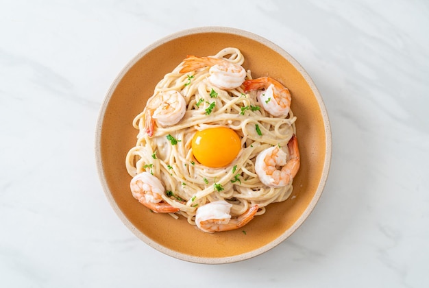 Sos do spaghetti z białą śmietaną z krewetkami i żółtkiem egg