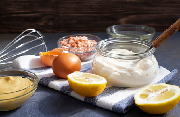 Sos majonezowy i składniki świeżego domowego majonezu