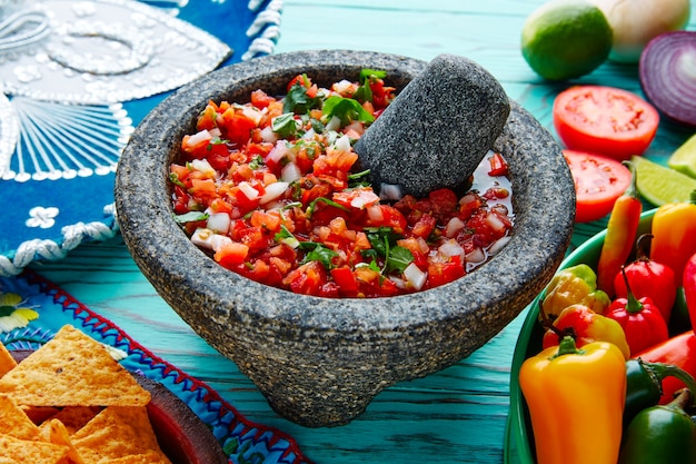 Zdjęcie sos pico de gallo z meksyku w molcajete