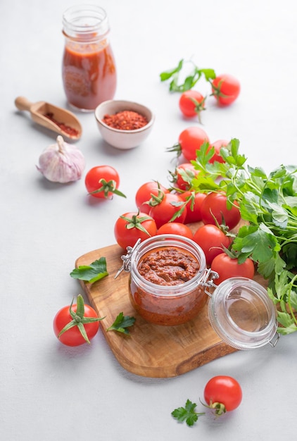 Sos salsa to tradycyjny meksykański sos z pomidorami i ostrą papryką na jasnym tle ze świeżymi ziołami z bliska