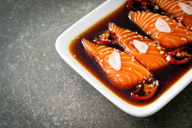 Sos shoyu marynowany z łososia lub marynowany łosoś w koreańskim stylu