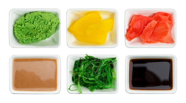 Sos sojowy, wasabi, marynowany imbir, chuka, sos sezamowy i marynowana rzodkiewka