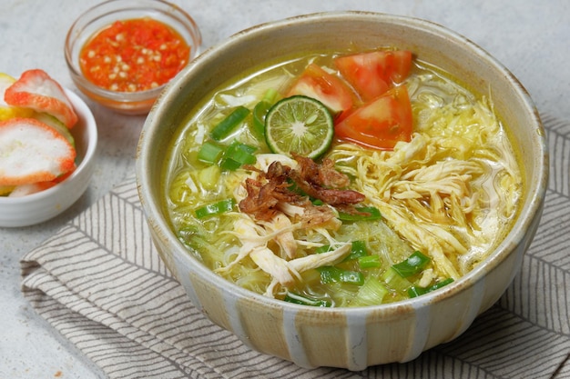 soto ayam to typowo indonezyjska potrawa w formie rosołu z żółtawym sosem