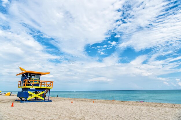 South Beach, Miami, Floryda, dom ratownika w kolorowym stylu Art Deco na zachmurzonym niebie i Oceanie Atlantyckim w tle, światowej sławy lokalizacja podróży