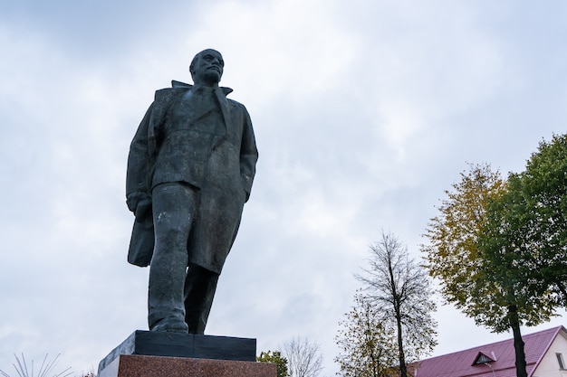 Zdjęcie sowiecki pomnik włodzimierza lenina z granitu na tle nieba