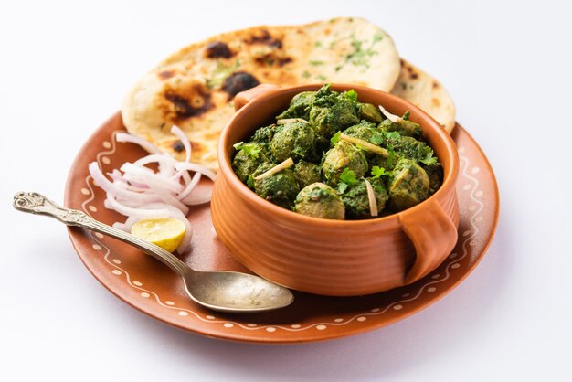 Zdjęcie soya chunks palak curry znany również jako szpinak soya chunks sabzi lub sabji zdrowe indyjskie jedzenie