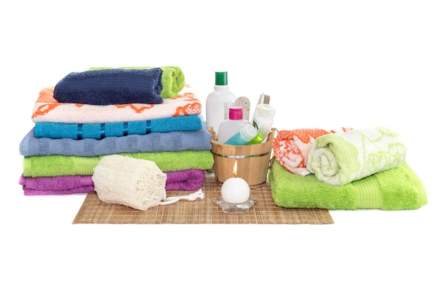 Spa martwa natura Artykuły higieny osobistej ręczniki różne kolory i naturalna gąbka na stole zbliżenie