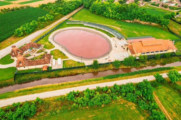 Zdjęcie spa termalne pacir w serbii różowa woda termalna