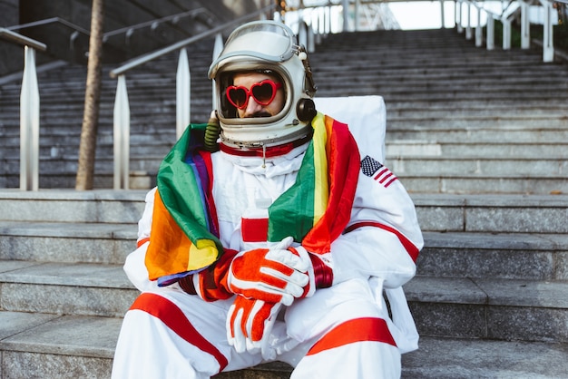 Spaceman Lgbt Na Futurystycznej Stacji Mężczyzna W Skafandrze Kosmicznym Spacerujący Po Obszarze Miejskim