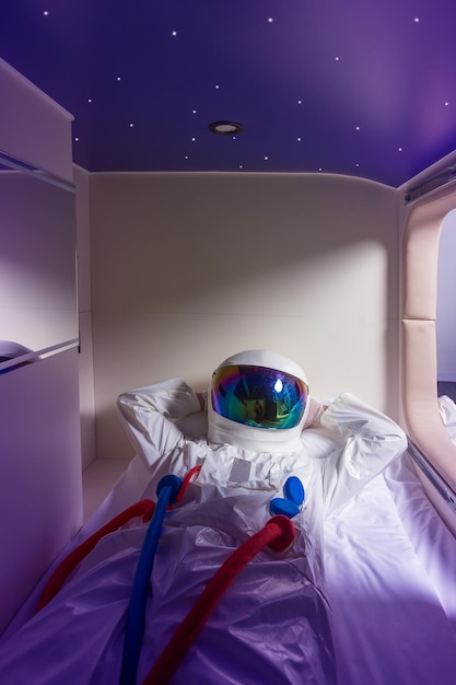 Spaceman odpoczywa w module sypialnym hotelu kapsułowego