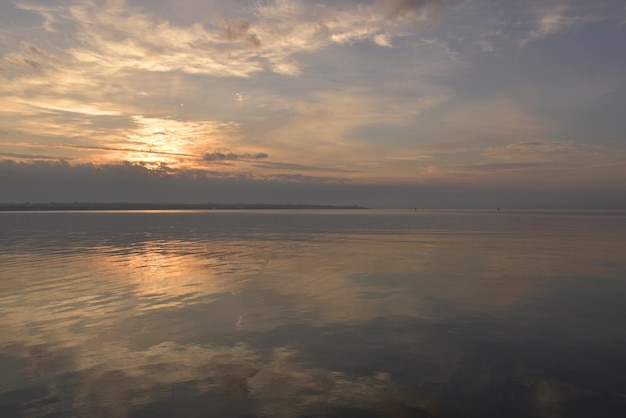 Spacer o świcie wzdłuż nabrzeża miasta Kercz Rosja Seascape letniego poranka koncepcja podróży i rekreacji