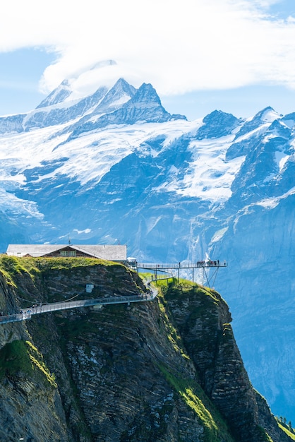 Spacer po klifie na pierwszym szczycie Alp w Grindelwald w Szwajcarii